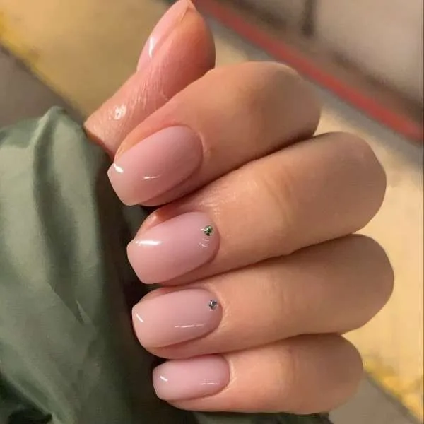 nude nails with design