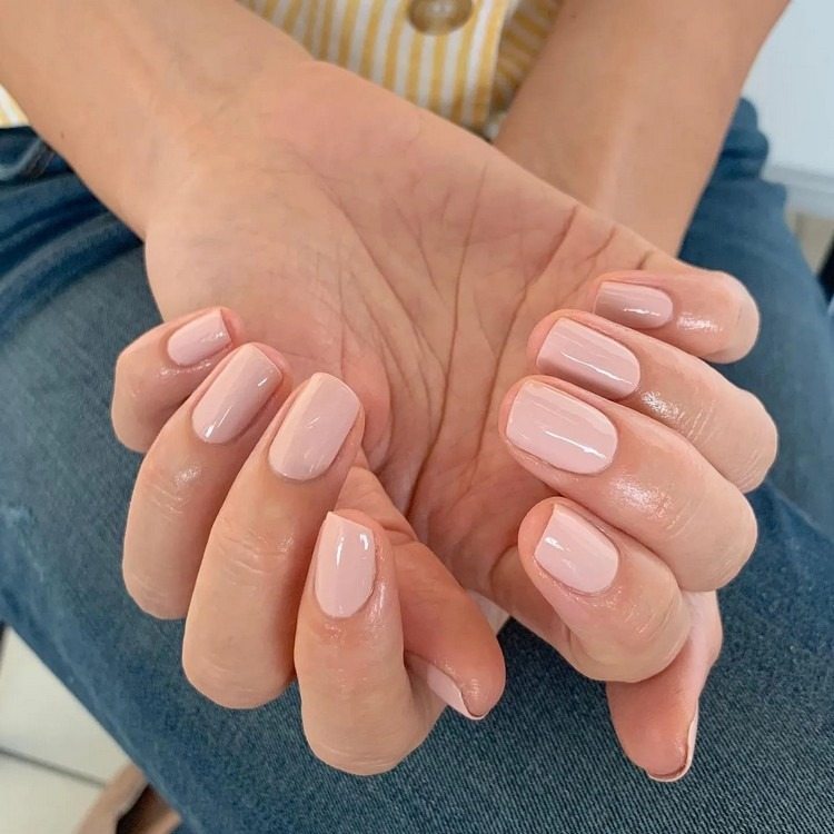 nude nails with design